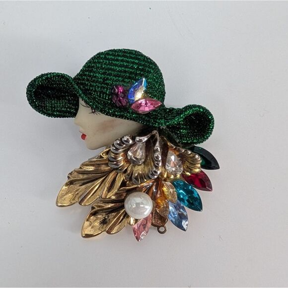 Elegant Green Hat Lady Brooch with Gold Accents Benetto - Picture 3 of 4